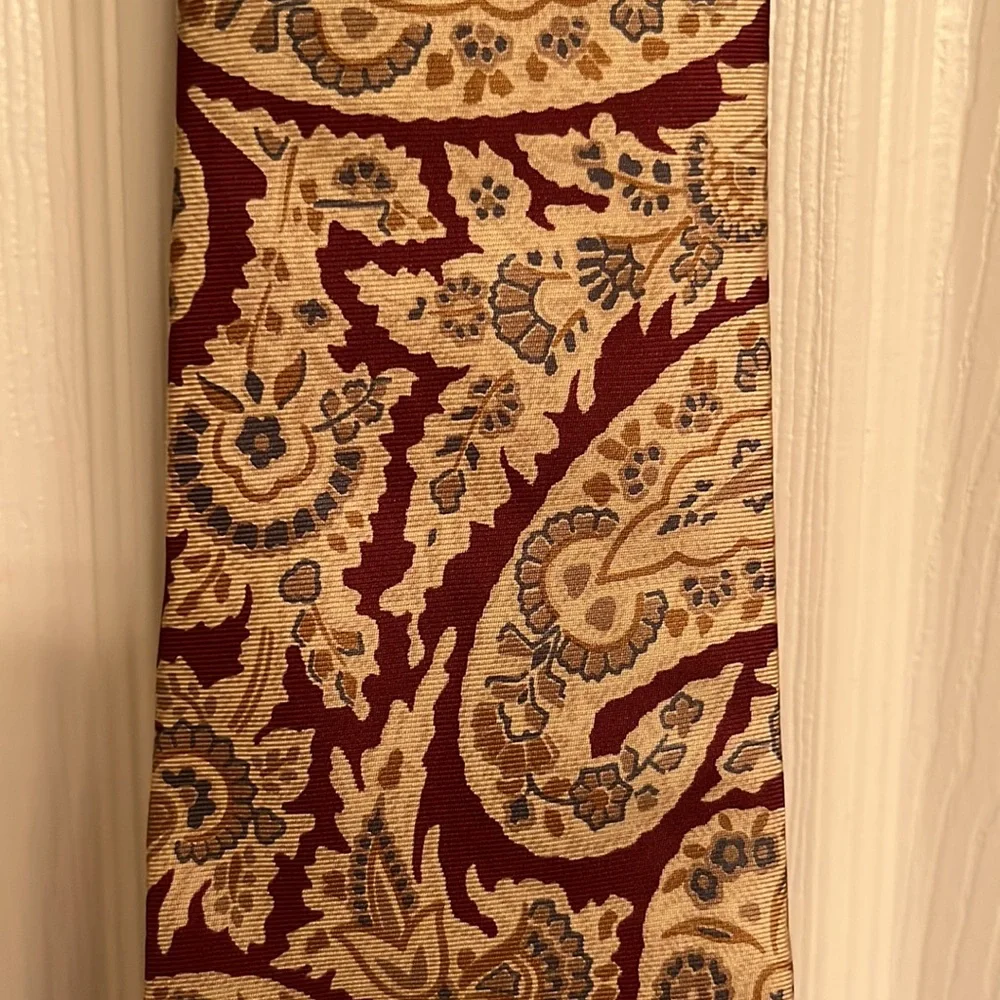 Pierre Cardin Gorgeous Silk Tie with Tan Brown Paisley Print One Size
